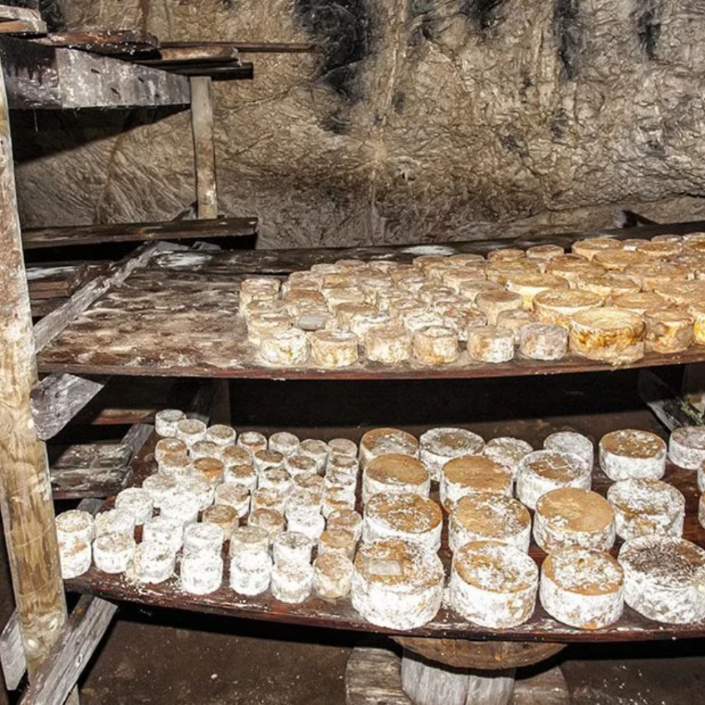 Cuevas donde hacen el queso picón bejes-tresviso en Cantabria