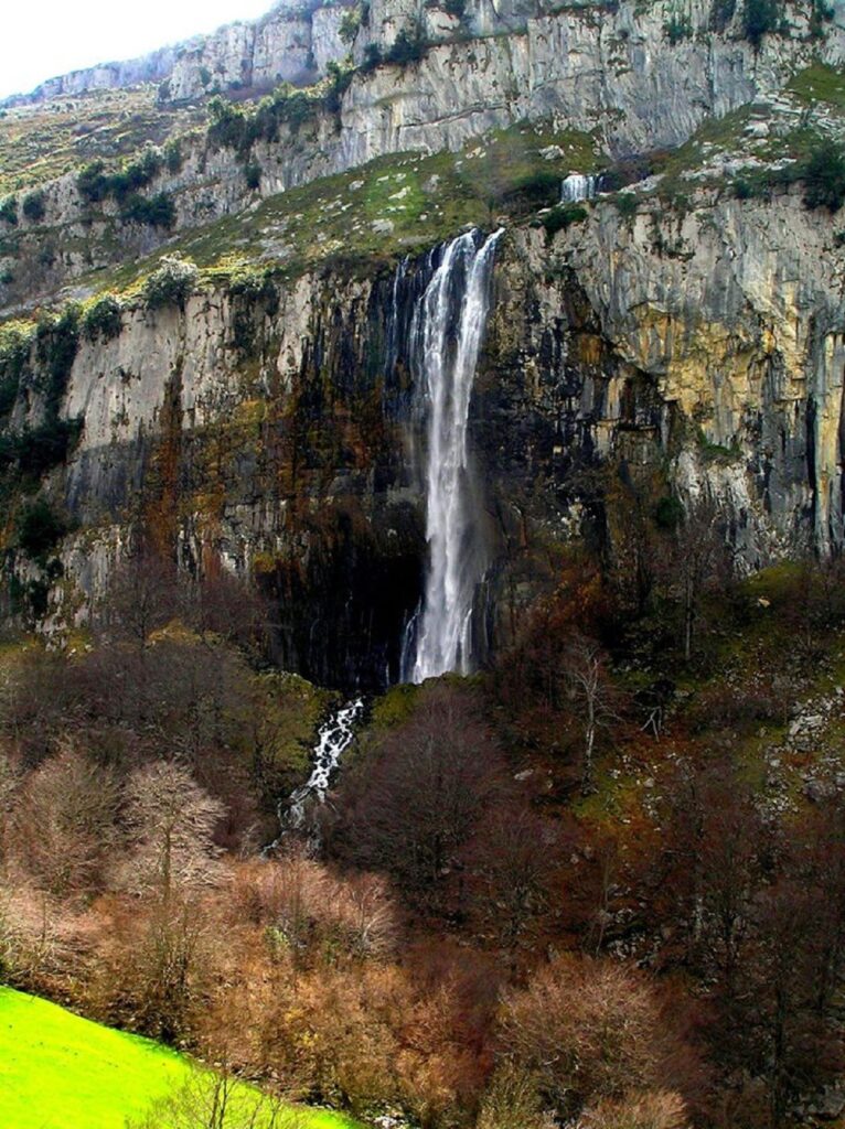 cascada del rio asón en Cantabria