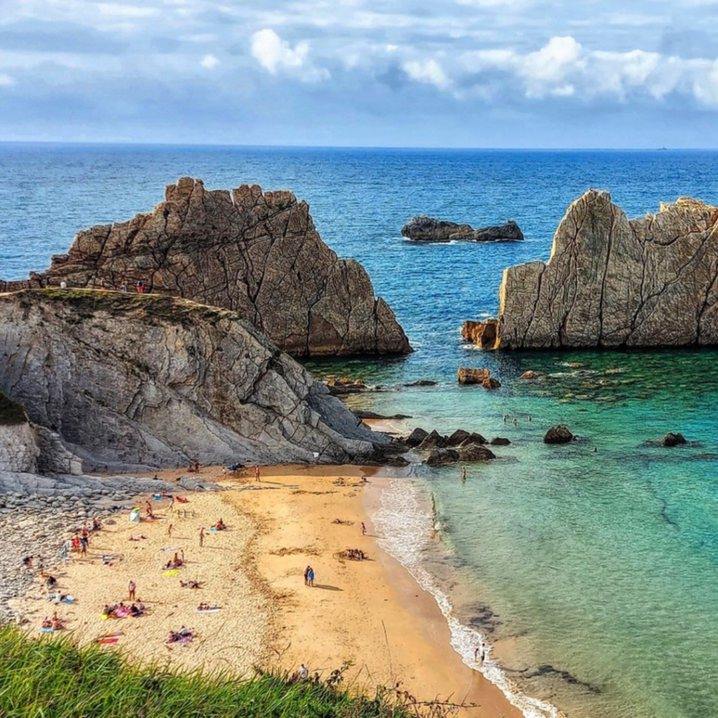 playa de la arnía en la costa Cántabra