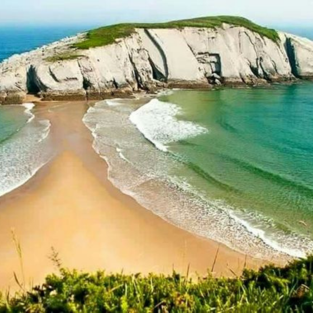 playa de covachos en la costa Cántabra