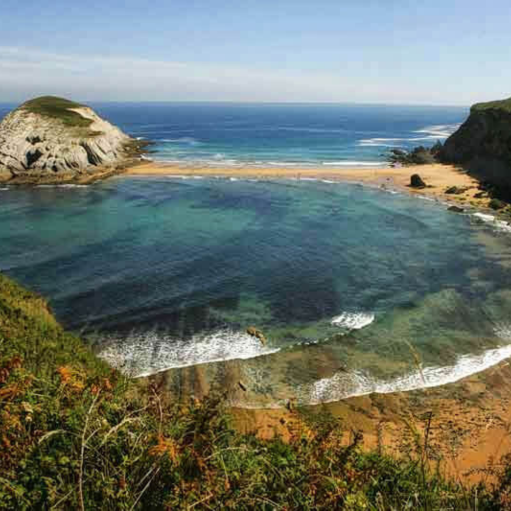 playa de covachos en la costa Cántabra