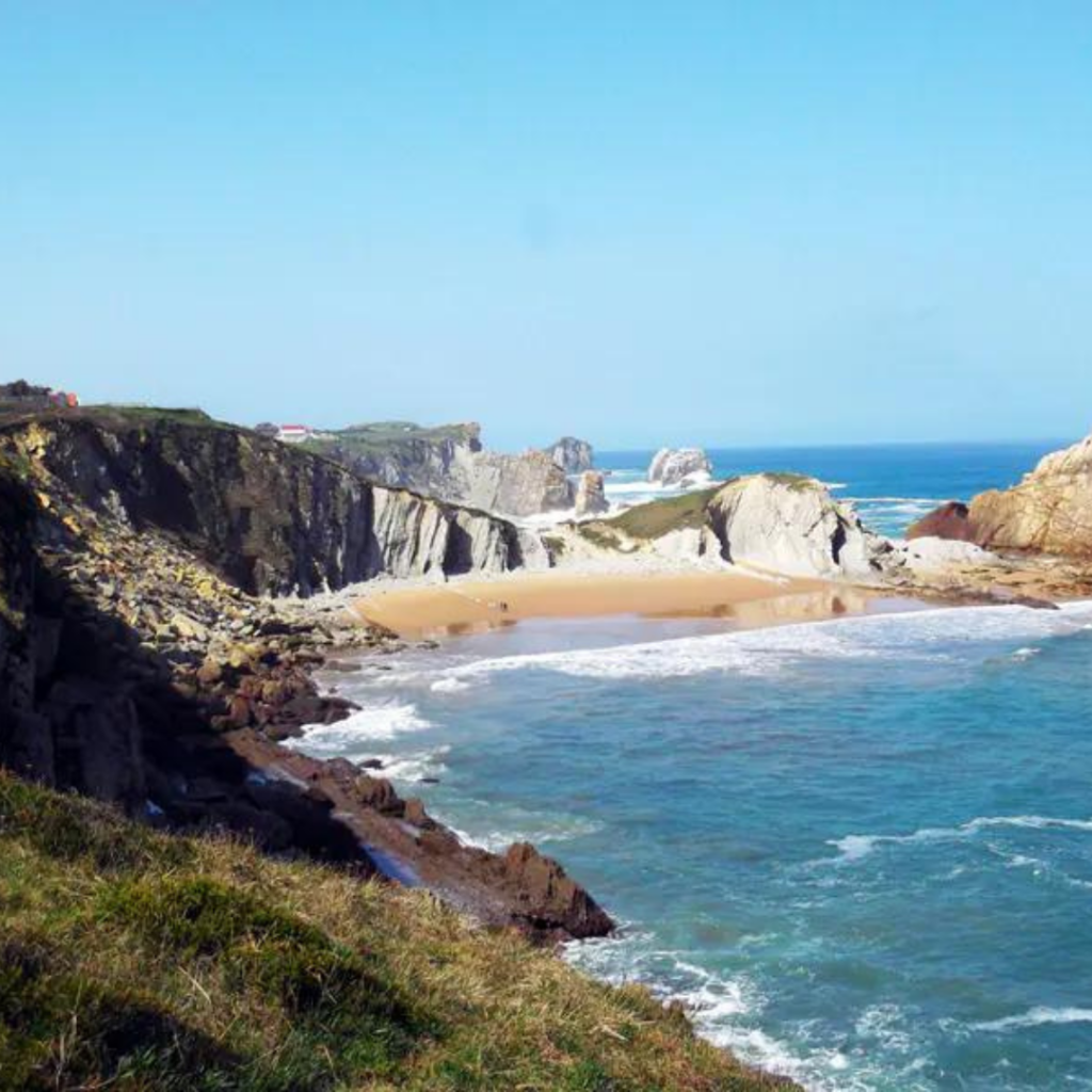 playa de la arnía en la costa Cántabra