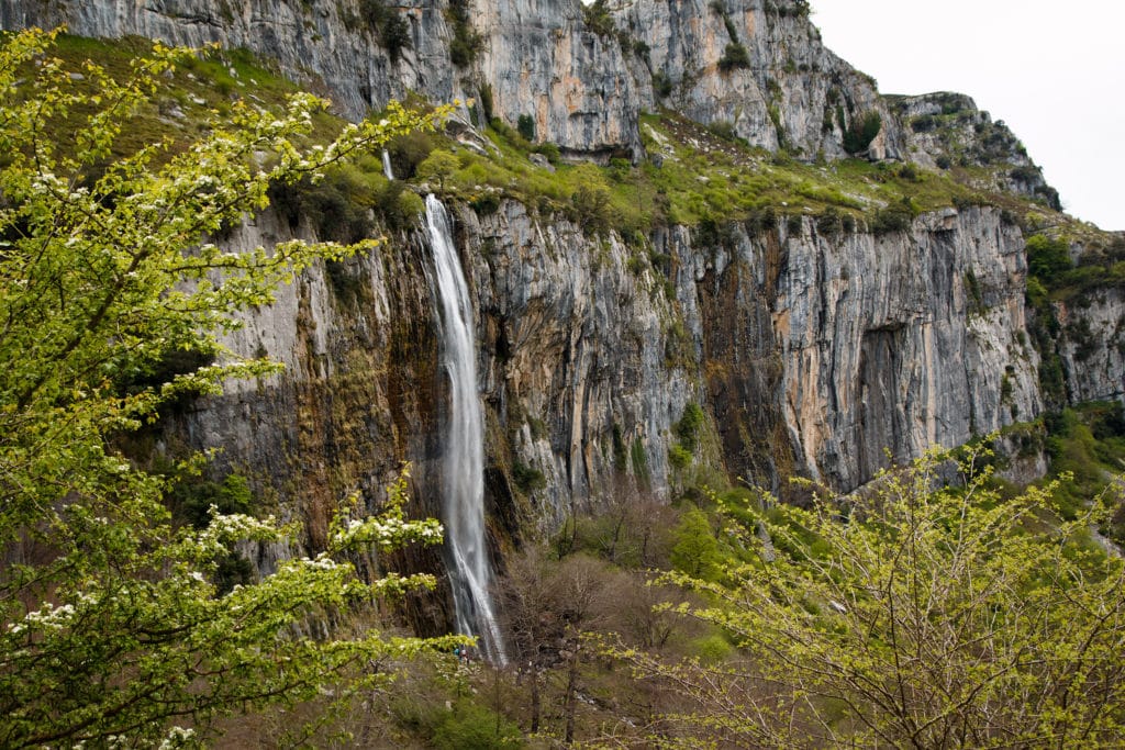 excursiones personalizadas cascada del asón