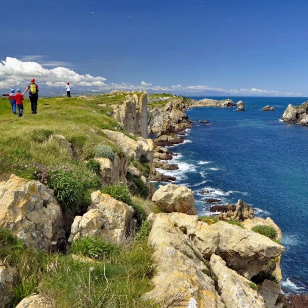 acantilados en Cantabria, costa quebrada