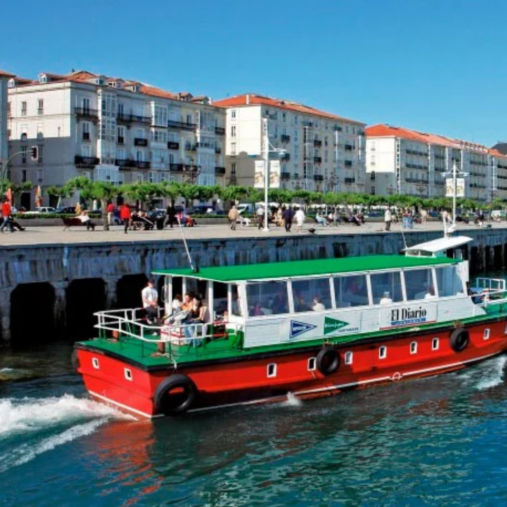 barco por la bahia de Santander navegando