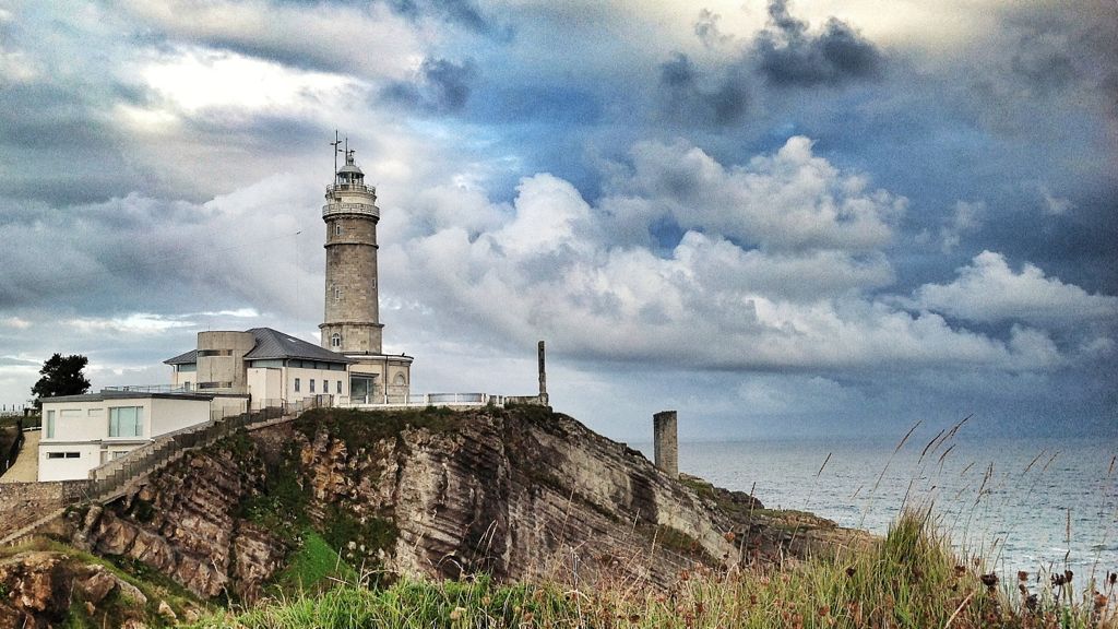 el faro de cabo mayor en Cantabria