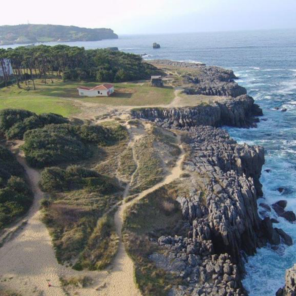 los acantilados de costa quebrada