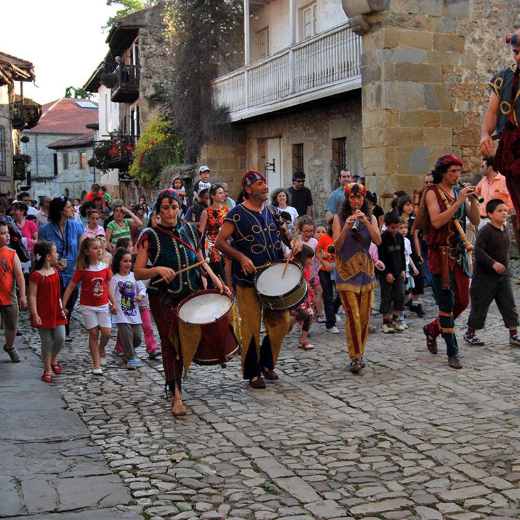 ver mercado medieval en Santillana del Mar