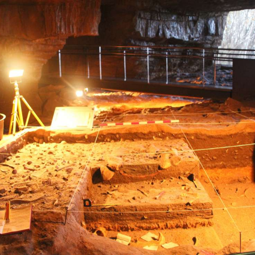 cuevas y formaciones geológicas en Cantabria