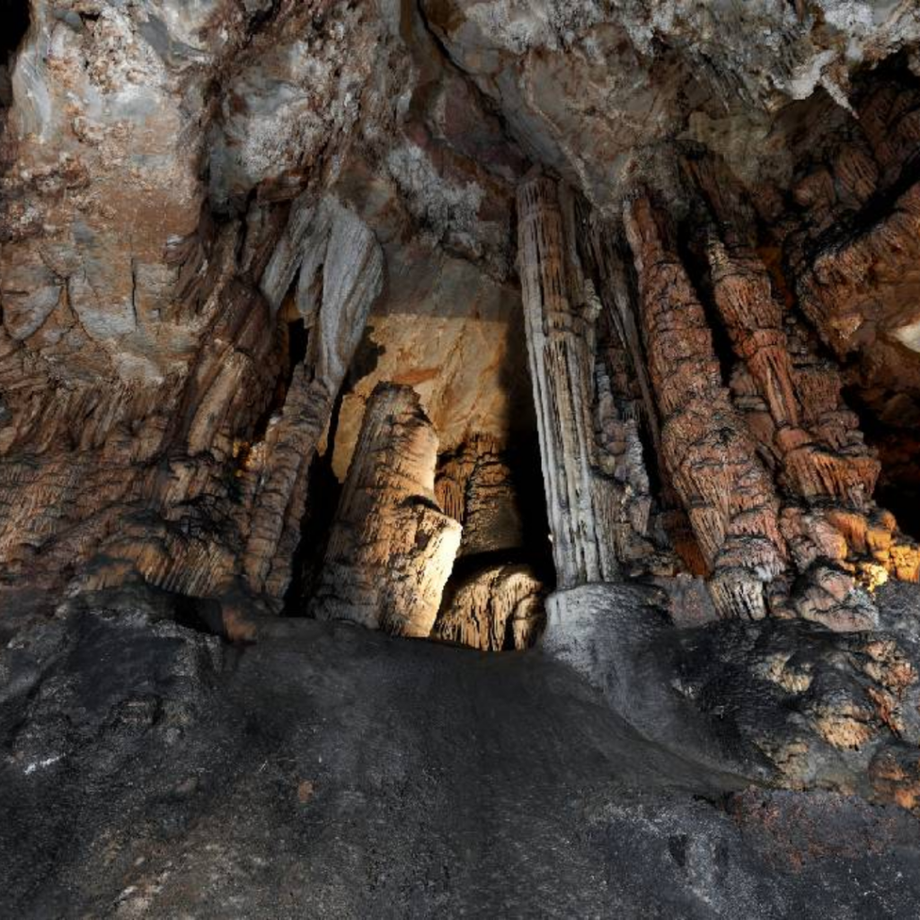 cuevas y formaciones geológicas en Cantabria